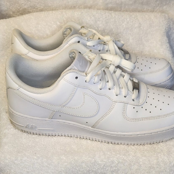 White Air Force 1 '07 - Picture 2 of 5